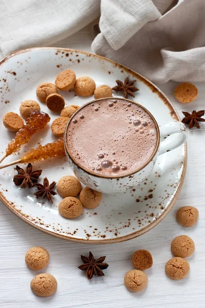 Bebida Aromática Cacao Taza Cerámica Sabrosas Galletas Vainilla Sobre Fondo — Foto de Stock