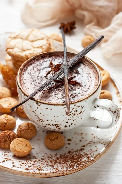 Caneca Cerâmica Chocolate Quente Biscoitos Amêndoa Especiarias Mesa Madeira — Fotografia de Stock
