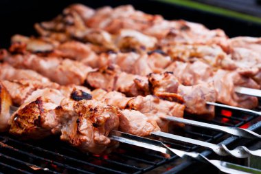 Barbekü taze domuz pirzolası dilimlerini kapatın. Geleneksel doğu yemeği, şiş kebap..