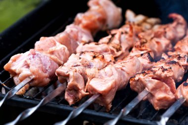 Barbeküde pişmiş et. Barbekü taze et dilimleri..