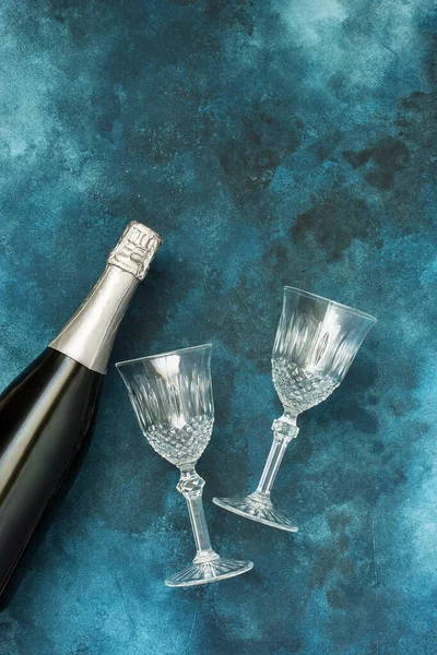 Fond Célébration Vue Dessus Deux Verres Champagne Cristal Pose Plate — Photo