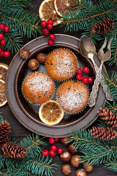 Weihnachten Vanille Köstliche Muffins Serviert Auf Keramikteller Mit Puderzucker Bestreut — Stockfoto