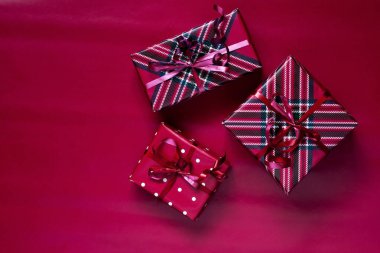 Hediye kutularıyla Noel ya da yeni yıl kompozisyonu. Kopyalama alanı olan üst görünüm