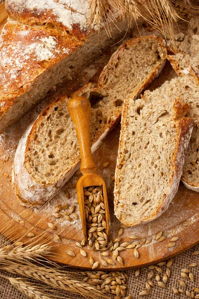 Pohled Krájený Celozrnný Chléb Ructic Dřevěném Pozadí — Stock fotografie