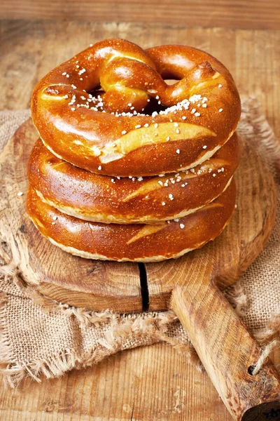 Pretzel Suave Casero Recién Horneado Con Sal Mesa Rústica Comida — Foto de Stock