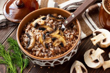 Mantarlı karabuğday lapası. Vegan, glütensiz. Rus ya da Ukrayna mutfağı. Sağlıklı gıda konsepti