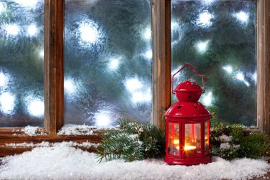 Fener ve ayaz pencereli Noel kompozisyonu, seçici odak
