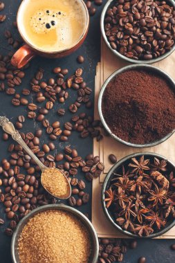 Siyah kahve çekirdekli yiyecek arka planı, tabakta kahve ve anason, fotokopi alanı olan üst manzara.