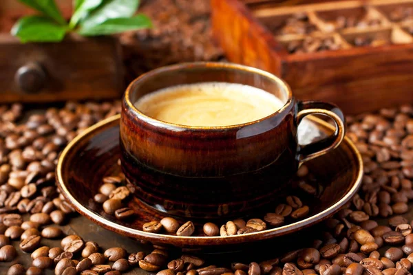Keramische Kop Met Koffie Donkere Achtergrond Selectieve Focus Met Ondiepe — Stockfoto