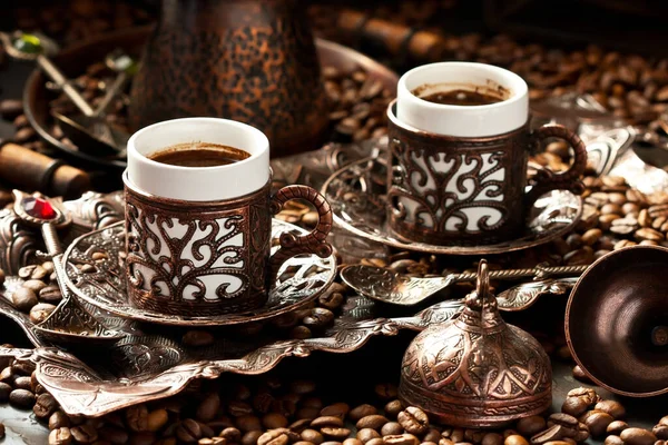 Frisch Zubereiteter Kaffee Altem Türkischen Cezve Auf Dunklem Hintergrund Mit — Stockfoto