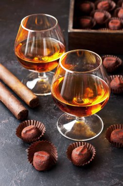 Bardaklar dolusu güçlü alkolik viski ve çikolatadan yapılmış yer mantarı içer.