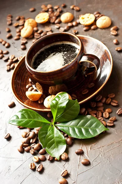 Biscuits Aux Amandes Tasse Café Aromatique Sur Table Noire — Photo