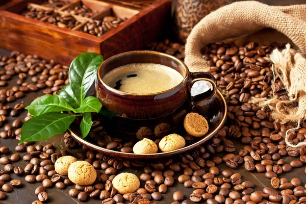 Stilleven Met Koffiekopje Koekjes Verse Bladeren Donkere Achtergrond — Stockfoto
