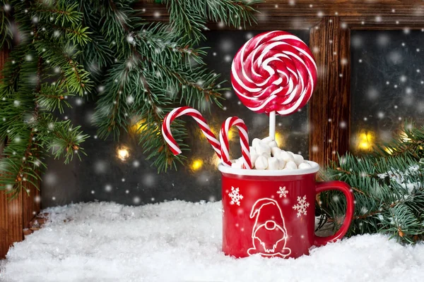 Красивое Рождественское Окно Морозом Снегом Огнями Горячей Шоколадной Кружкой Пастилой — стоковое фото