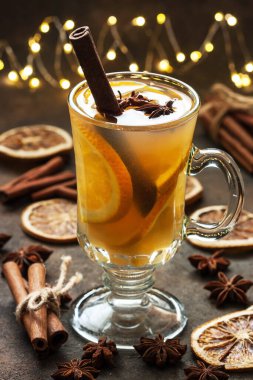 Noel içeceği, cnnamon ve cama turunçgil konmuş. Noel ve kış ılık içecekleri