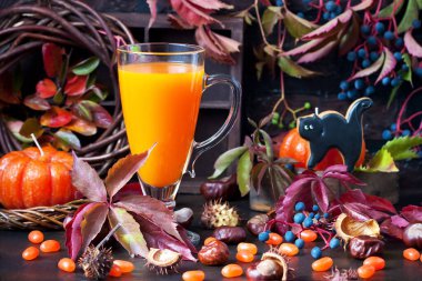 Kara cadılar bayramı arkaplanda zencefilli kurabiyelerle taze balkabağı suyu, seçici odak ve sığ alan derinliği