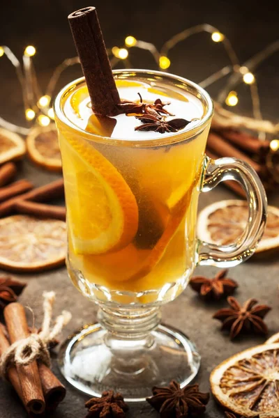 Heißgetränk Weihnachten Mit Zitrusfrüchten Und Zimt Glas Erwärmendes Weihnachts Und — Stockfoto