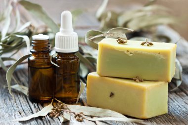 Okaliptüs esaslı yağ ve okaliptüs yaprakları ahşap masa üzerinde. Spa tedavileri ve cilt bakımı.