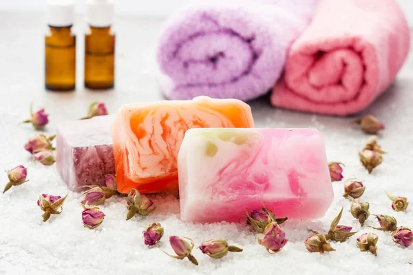 Spa and wellness setting with rose flowers, floral water and bath salt. Day spa nature set — Stock Image Spa Wellness Setting Rose Flowers Floral Water Bath Salt Day Stock Picture