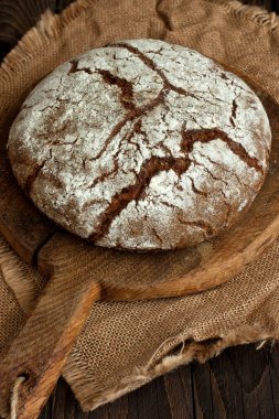 Ahşap tahtada geleneksel ekşi ekmeği yakın plan, seçici odak alan derinliği sığ