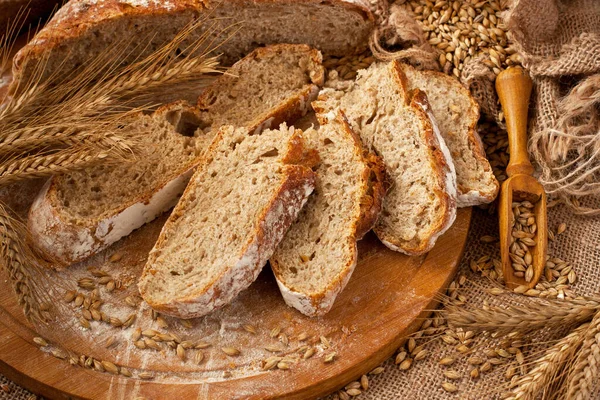 Delicioso Pan Aireado Con Corteza Crujiente Suave Interior Sobre Tabla — Foto de Stock