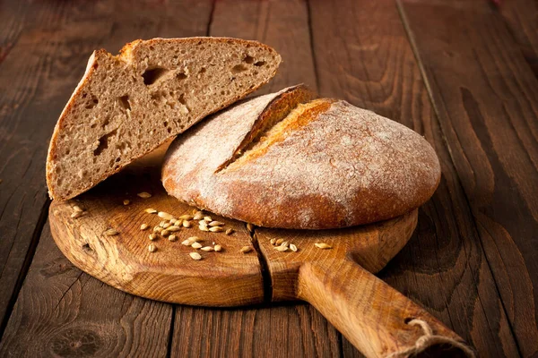 Primer Plano Del Pan Masa Madre Tradicional Tablero Madera Enfoque — Foto de Stock