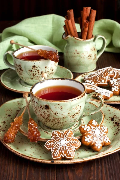 Çay fincanları ve zencefilli kurabiyelerle dolu bir hayat. Noel zamanı kompozisyonu