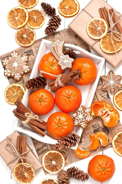 Composição Natal Com Tangerinas Biscoitos Gengibre Especiarias Caixa Presente Fundo — Fotografia de Stock