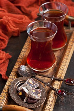 Türk çayı, sığ alan derinliği ile seçici bir odak noktası olan Türk Zevki ile servis ediliyor