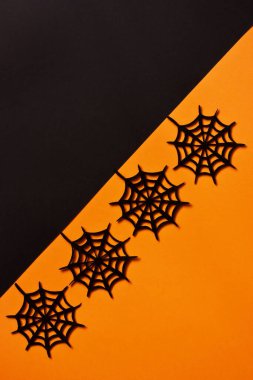 Renk arkaplanında örümcek ağı olan Cadılar Bayramı arkaplanı, metin için metin alanı olan üst görünüm