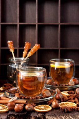 Cam bardakta çay ve koyu ahşap arka planda baharatlar ile kompozisyon