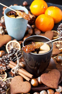 Elma ve baharatlı sıcak çay. Sağlıklı bir içki. Sıcak kış içeceği konsepti