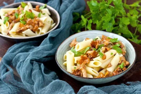 Pennpasta Med Svamp Olivolja Och Färska Örter Selektivt Fokus — Stockfoto