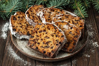 Geleneksel kuru üzümlü pasta fındıklı, baharatlı ve kuru meyveli Noel hediyeleri