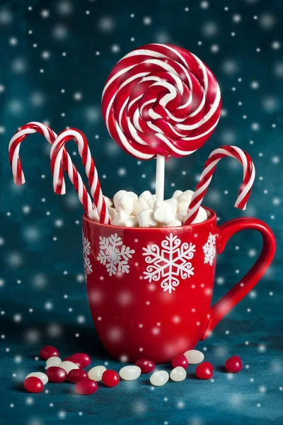 Cukierki Słodycze Czerwonym Kubku Pianką Boże Narodzenie Nowy Rok Tle — Zdjęcie stockowe
