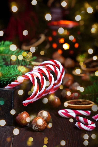 圣诞树下的木桌上挂着圣诞糖果手杖 圣诞节礼物的概念 具有浅层深度的选择性聚焦 — 图库照片