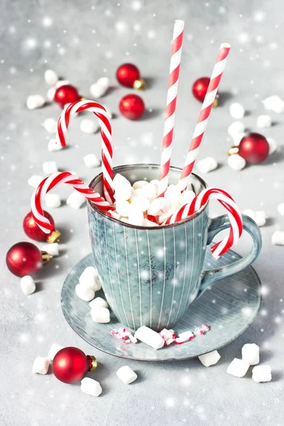 Composição Natal Tempo Com Doces Doces Bengalas Marshmallows Caneca Cerâmica — Fotografia de Stock