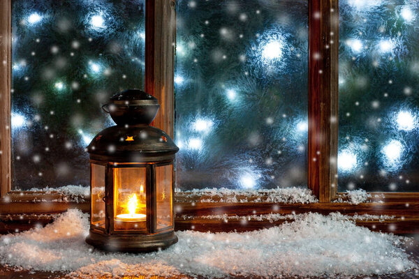 Рождественская композиция с фонариком и морозным окном, избирательный фокус