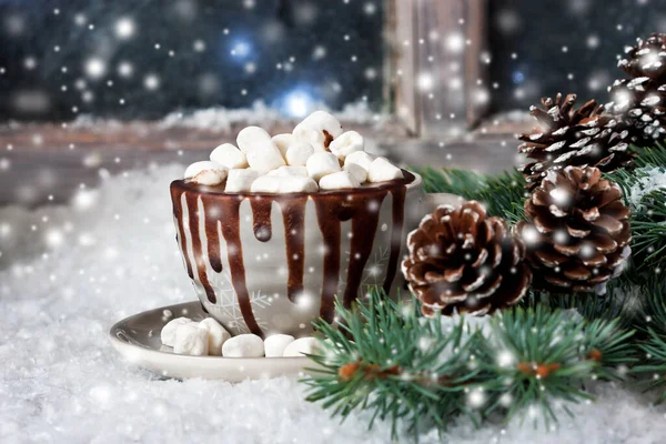 霜降りの窓で雪の上に溶かしたマシュマロとクリーミーなホットチョコレートのカップ フィールドの浅い深さと選択的な焦点 — ストック写真