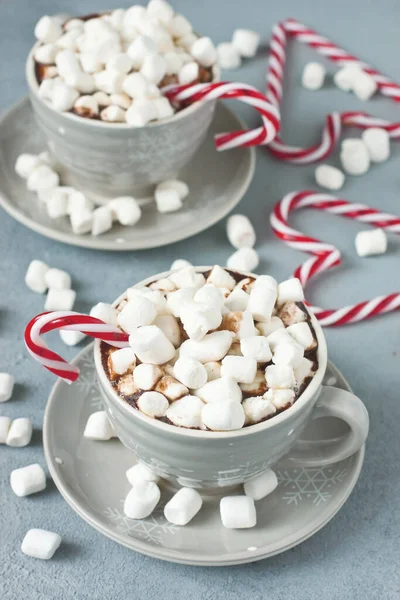 Graue Tassen Mit Heißer Schokolade Marshmallows Und Zuckerrohr Auf Hellem — Stockfoto