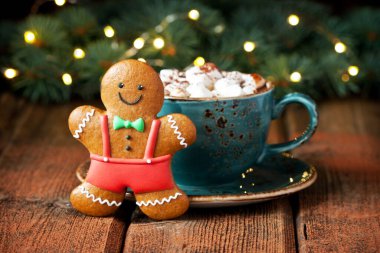 Noel tatili için eritilmiş kremalı sıcak çikolata ve zencefilli kurabiye, seçici odaklı yakın plan, sığ alan derinliği