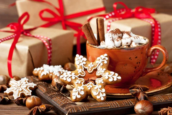 圣诞前夕 在木制背景上夹有热巧克力 棉花糖和姜饼的陶瓷杯 — 图库照片