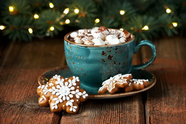 Xícara Chocolate Quente Cremoso Com Marshmallows Derretidos Biscoitos Gengibre Para — Fotografia de Stock