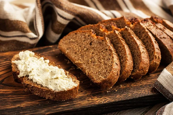 Verse Boter Gesneden Volkoren Brood Houten Rustieke Tafel Selectieve Focus — Stockfoto