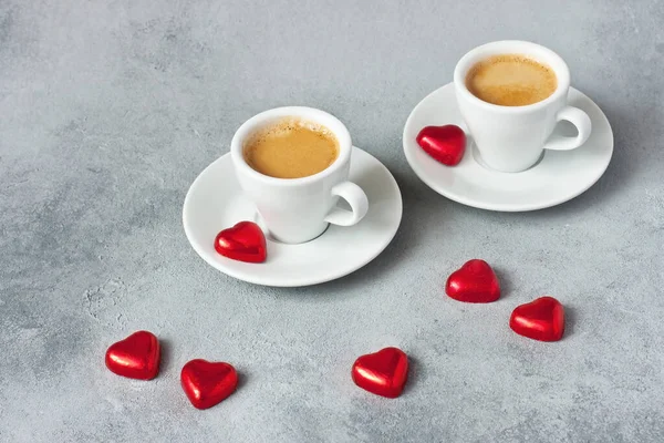 Vacker Romantisk Komposition Med Två Kaffekoppar Och Söta Godis Hjärtformer — Stockfoto