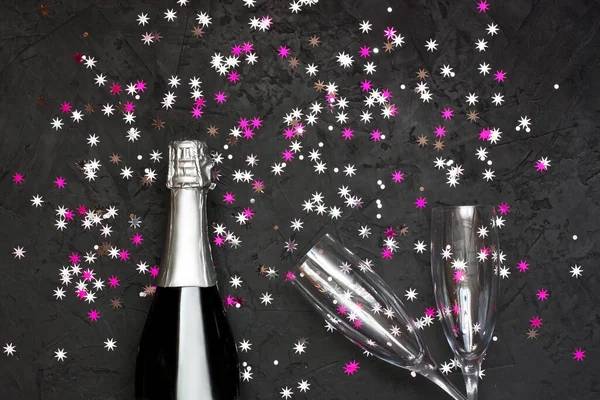 Paire Verres Champagne Avec Bouteille Sur Fond Vacances Thème Célébration — Photo
