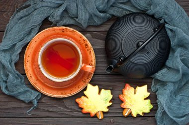 Çay fincanı ve ev yapımı zencefilli kurabiye, Cadılar Bayramı temalı kompozisyon