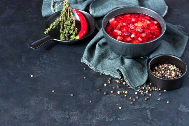 Bir kase geleneksel pancar çorbası koyu arka planda seramik kâse içinde, geleneksel Ukrayna mutfağı, fotokopi alanı ile.