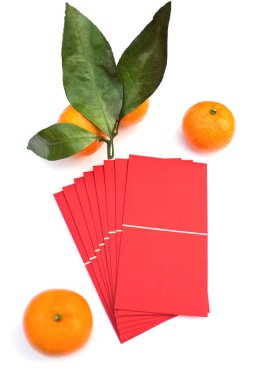 Yürekleri beyaz arka plan üzerinde izole kırmızı zarf. Çin yeni yılı Festivali. Uzay kopyalayın. Metniniz için. Kimse.