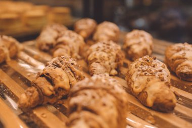 Fırın dükkanında taze pişmiş kruvasan.